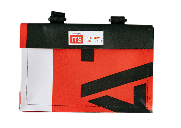 Rechteckige Tasche mit roten, weißen und schwarzen geometrischen Mustern und dem Label "inspired by ITS INFOTURM STUTTGART".