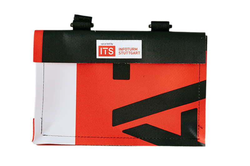 Rechteckige Tasche mit roten, weißen und schwarzen geometrischen Mustern und dem Label "inspired by ITS INFOTURM STUTTGART".