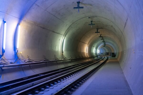 Innenseite des Cannstatter Tunnels (2024) mit Gleisen und blau-weißen Lichtern an gebogenen Betonwänden.