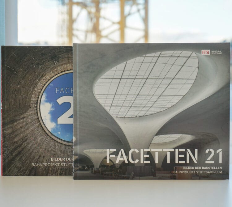 Zwei "Facetten 21"-Bücher mit modernem Architektureinband stehen aufrecht auf einer Fensterbank.